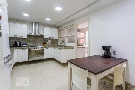 Casa de condomínio à venda com 520m², 4 quartos e 5 vagas Casa de condomínio à venda com 520m², 4 quartos e 5 vagasCozinha