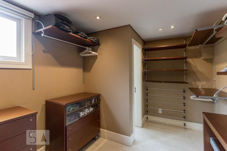 Casa de condomínio à venda com 520m², 4 quartos e 5 vagas Casa de condomínio à venda com 520m², 4 quartos e 5 vagasCloset da suíte 3