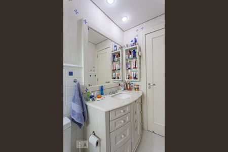 Casa de condomínio à venda com 520m², 4 quartos e 5 vagas Casa de condomínio à venda com 520m², 4 quartos e 5 vagasBanheiro da suíte 1