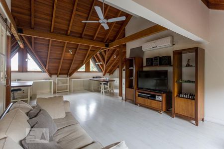 Casa de condomínio à venda com 520m², 4 quartos e 5 vagas Casa de condomínio à venda com 520m², 4 quartos e 5 vagasSótão