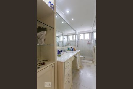 Casa de condomínio à venda com 520m², 4 quartos e 5 vagas Casa de condomínio à venda com 520m², 4 quartos e 5 vagasBanheiro 1 da suíte 3