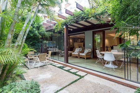 Casa de condomínio à venda com 520m², 4 quartos e 5 vagas Casa de condomínio à venda com 520m², 4 quartos e 5 vagasVaranda
