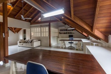 Casa de condomínio à venda com 520m², 4 quartos e 5 vagas Casa de condomínio à venda com 520m², 4 quartos e 5 vagasSótão