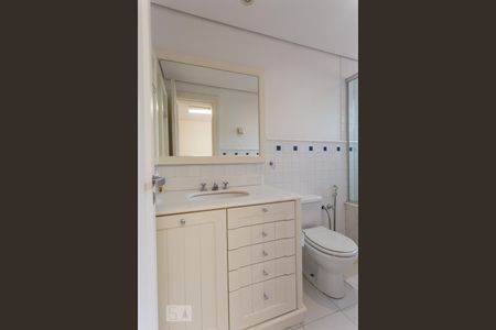 Casa de condomínio à venda com 520m², 4 quartos e 5 vagas Casa de condomínio à venda com 520m², 4 quartos e 5 vagasBanheiro da suíte 2