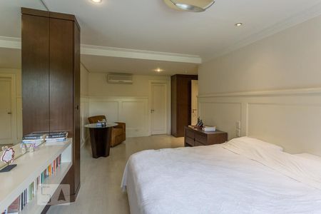 Casa de condomínio à venda com 520m², 4 quartos e 5 vagas Casa de condomínio à venda com 520m², 4 quartos e 5 vagasSuíte 3