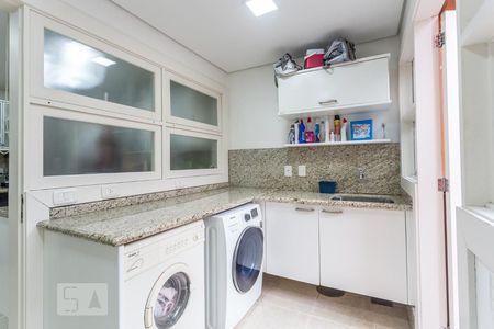 Casa de condomínio à venda com 520m², 4 quartos e 5 vagas Casa de condomínio à venda com 520m², 4 quartos e 5 vagasÁrea de serviço