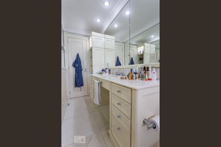 Casa de condomínio à venda com 520m², 4 quartos e 5 vagas Casa de condomínio à venda com 520m², 4 quartos e 5 vagasBanheiro 1 da suíte 3