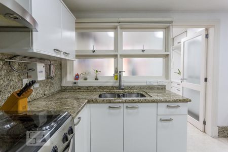 Casa de condomínio à venda com 520m², 4 quartos e 5 vagas Casa de condomínio à venda com 520m², 4 quartos e 5 vagasCozinha