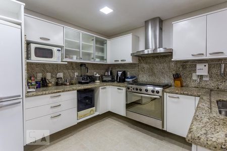 Casa de condomínio à venda com 520m², 4 quartos e 5 vagas Casa de condomínio à venda com 520m², 4 quartos e 5 vagasCozinha