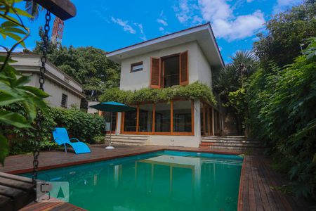 Piscina de casa à venda com 4 quartos, 300m² em Sumaré, São Paulo