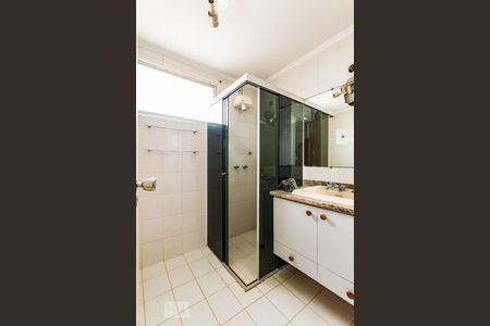 Banheiro de apartamento à venda com 4 quartos, 120m² em Cambuí, Campinas