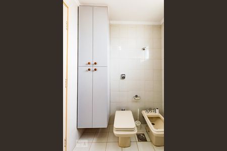 Banheiro de apartamento à venda com 4 quartos, 120m² em Cambuí, Campinas