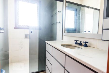 Banheiro de apartamento à venda com 2 quartos, 220m² em Santana, Porto Alegre