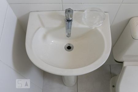 Detalhe do banheiro de apartamento para alugar com 2 quartos, 50m² em Vila Firmiano Pinto, São Paulo