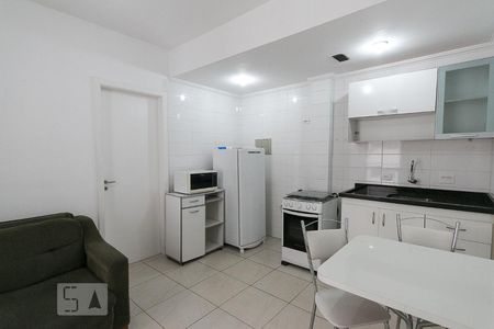 Sala e cozinha  de apartamento para alugar com 1 quarto, 30m² em Liberdade, São Paulo