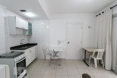 Sala e cozinha  de apartamento para alugar com 1 quarto, 30m² em Liberdade, São Paulo