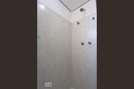 Banheiro da suíte de apartamento à venda com 1 quarto, 55m² em Cambuí, Campinas
