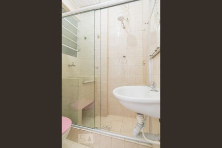 Banheiro de kitnet/studio para alugar com 1 quarto, 21m² em Botafogo, Rio de Janeiro