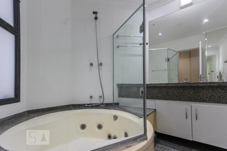 banheiro suíte de apartamento para alugar com 1 quarto, 78m² em Vila Suzana, São Paulo