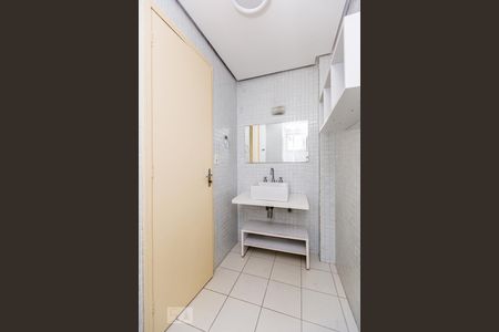 Banheiro de apartamento para alugar com 1 quarto, 43m² em Jardim Floresta, Porto Alegre