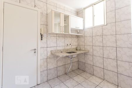 Cozinha de apartamento para alugar com 1 quarto, 35m² em Passo da Areia, Porto Alegre