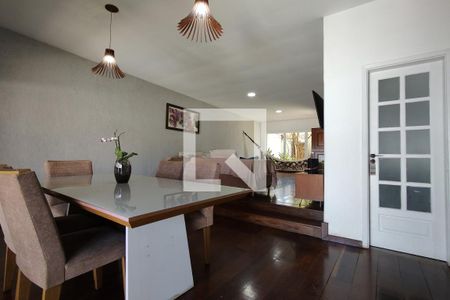 Casa de condomínio à venda com 342m², 5 quartos e 2 vagasSala
