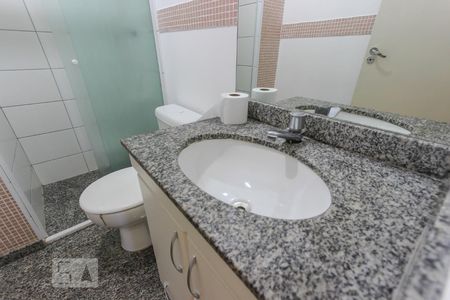 banheiro corredor de apartamento à venda com 3 quartos, 70m² em Jardim Londrina, São Paulo