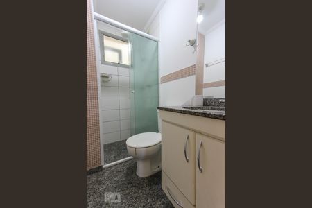 banheiro corredor de apartamento à venda com 3 quartos, 70m² em Jardim Londrina, São Paulo