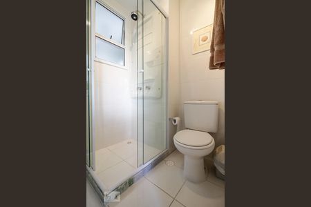 Banheiro de apartamento à venda com 2 quartos, 70m² em Jardim Tupanci, Barueri