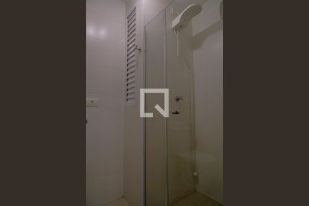 Banheiro de kitnet/studio para alugar com 1 quarto, 27m² em Liberdade, São Paulo