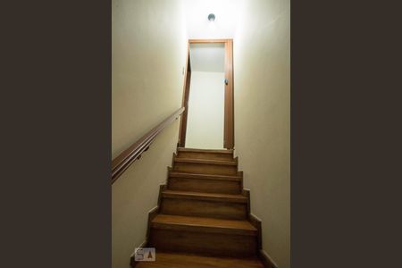 Escada de casa para alugar com 2 quartos, 130m² em Anchieta, São Bernardo do Campo