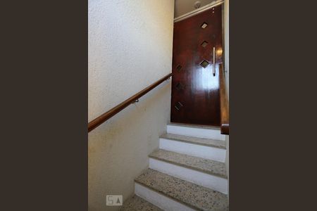 Porta das escadas de casa à venda com 3 quartos, 250m² em Vila Yara, Osasco