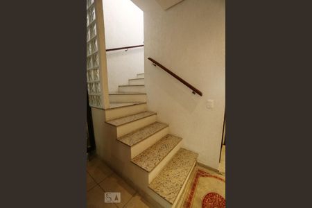 Escadas de acesso aos quartos de casa à venda com 3 quartos, 250m² em Vila Yara, Osasco