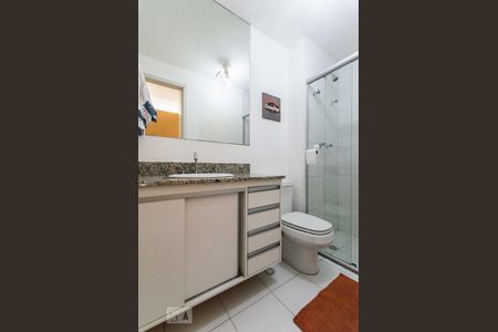 Banheiro da suíte de apartamento à venda com 1 quarto, 50m² em Alphaville Residencial Um, Barueri