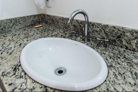 Banheiro da suíte de apartamento à venda com 1 quarto, 50m² em Alphaville Residencial Um, Barueri