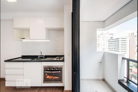 Cozinha e Varanda de apartamento para alugar com 1 quarto, 34m² em Consolação, São Paulo