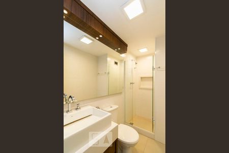 Banheiro Social de apartamento à venda com 2 quartos, 70m² em Engenhoca, Niterói