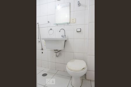 Banheiro de kitnet/studio para alugar com 1 quarto, 28m² em Bela Vista, São Paulo