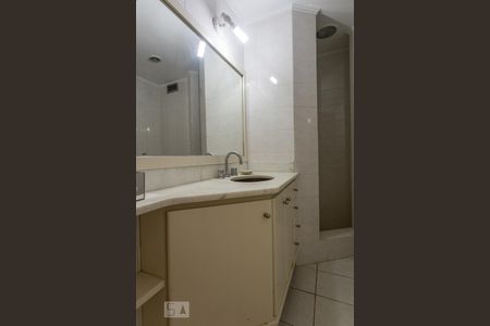 Banheiro de apartamento à venda com 2 quartos, 98m² em Floresta, Porto Alegre