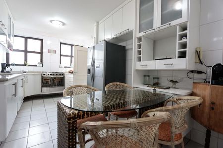 Apartamento à venda com 180m², 4 quartos e 4 vagas Apartamento à venda com 180m², 4 quartos e 4 vagasCozinha