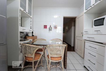 Apartamento à venda com 180m², 4 quartos e 4 vagas Apartamento à venda com 180m², 4 quartos e 4 vagasCozinha