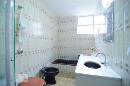 Banheiro social de apartamento à venda com 4 quartos, 130m² em Coração de Jesus, Belo Horizonte