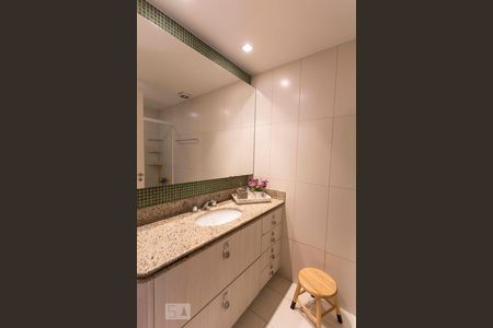 banheiro social de apartamento à venda com 3 quartos, 112m² em São Francisco, Niterói