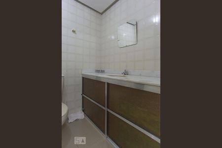 Banheiro de kitnet/studio para alugar com 1 quarto, 40m² em Centro, Campinas