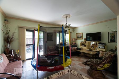 Sala de estar de casa à venda com 3 quartos, 400m² em Mirandópolis, São Paulo