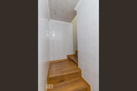 Casa à venda com 115m², 3 quartos e 3 vagas Casa à venda com 115m², 3 quartos e 3 vagasEscada de acesso ao andar superior