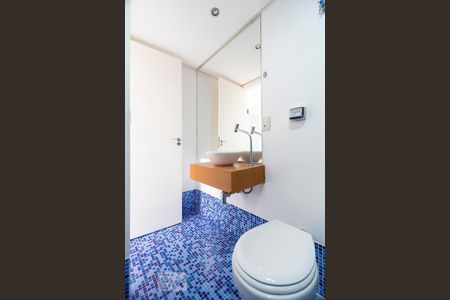 Banheiro social de apartamento para alugar com 2 quartos, 60m² em Parque Imperial, São Paulo