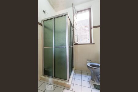 Banheiro de apartamento à venda com 2 quartos, 66m² em Floresta, Porto Alegre