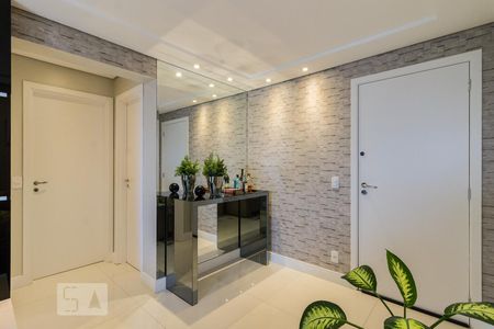 Hall - porta de entrada e corredor de apartamento para alugar com 2 quartos, 75m² em Água Verde, Curitiba