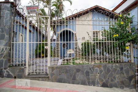 Casa à venda com 204m², 4 quartos e 2 vagas Casa à venda com 204m², 4 quartos e 2 vagasFachada